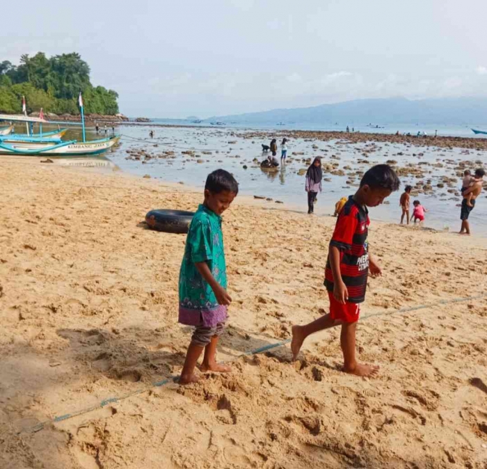 Anak-anak juga suka bermain di pantai (dokpri)