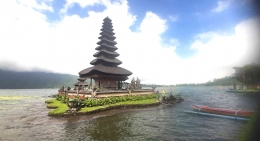 Pura kecil di tengah telaga Batur di Bedugul, Bali. Sumber dokumentasi pribadi.