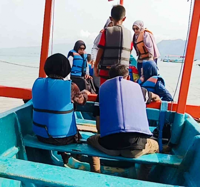 Berpose dulu sambil berdiri sebelum perahu melaju(dokpri)