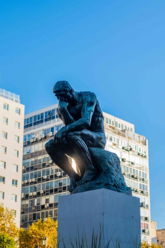 foto patung "thinker" karya Auguste Rodin - Diambil dari Pexels