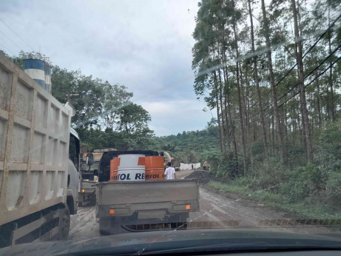 Jalan berlumpur membuat repot (dokpri)