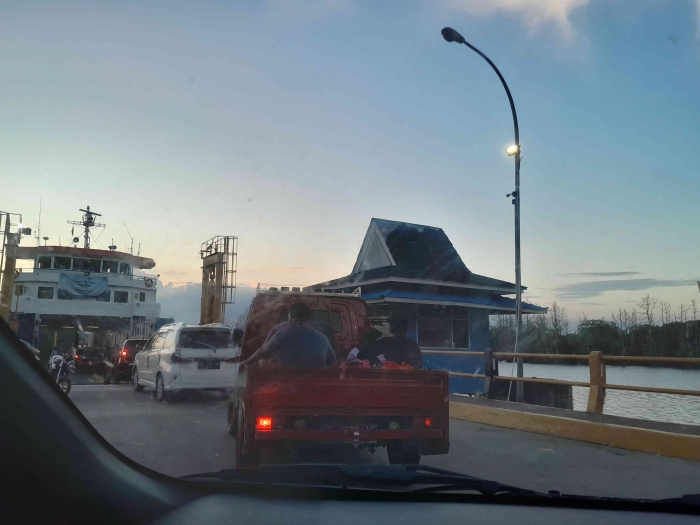 Kendaraan masuk ke kapal feri (dokpri)