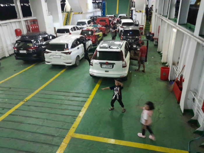 Jumlah mobil tidak banyak di dalam kapal feri (dokpri)