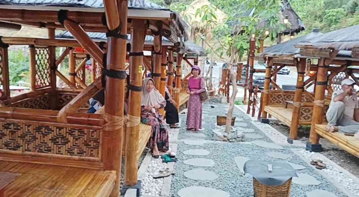 Gazebo-gazebo yang nyaman untuk menikmati kopi di sepanjang Jalan Lintas Selatan (dokpri)