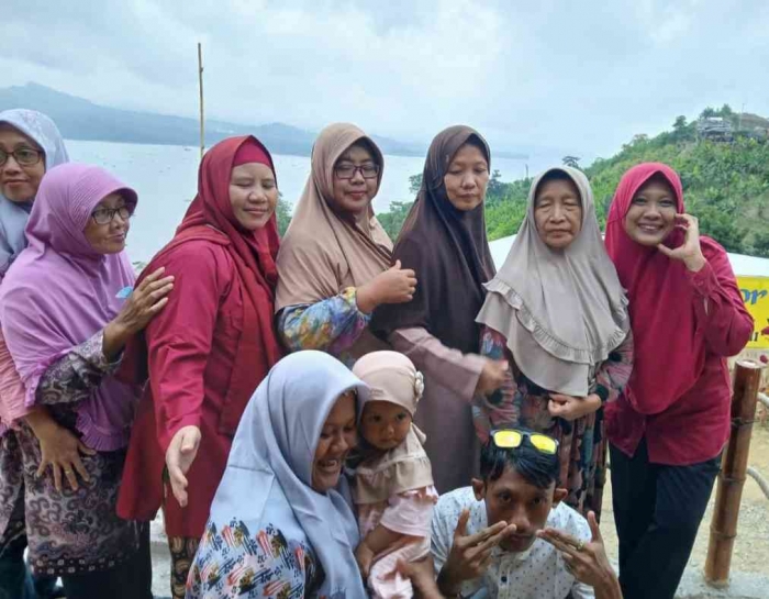 Foto bersama di warkop dengan background teluk di belakang (dokpri)