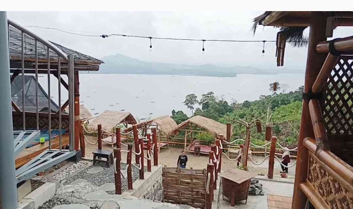 Pemandangan teluk yang indah dari warkop di sepanjang Jalan Lintas Selatan (dokpri)