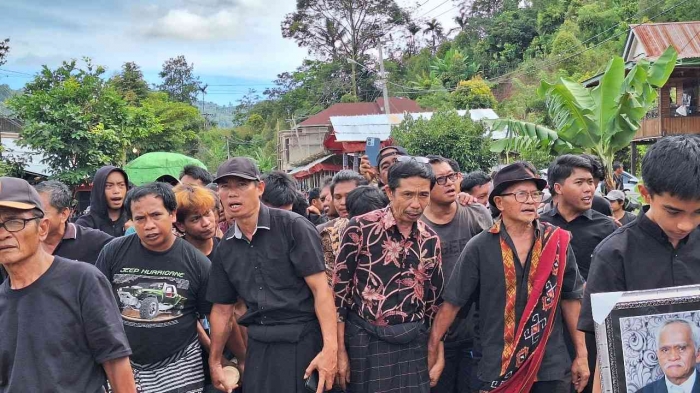Anggota DPRD Kabupaten Tana Toraja ikut mengusung jenazah. Sumber: dokumentasi pribadi.