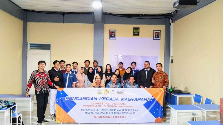 Sesi Foto Bersama (Source : Tim PKM Sistem Informasi 2024-Universitas Pamulang)