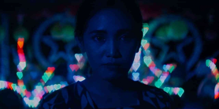 Meski tak punya momongan, Salma dan Basri selalu dikelilingi anak-anak (Sumber gambar: Bioskop Online)Â