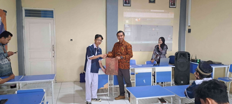 Penyerahan Hadiah Bagi Siswa Yang Berhasil Menjawab Pertanyaan (Source : Tim PKM Sistem Informasi 2024-Universitas Pamulang)
