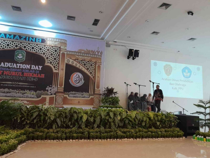 Pak Mokhamad Syafii berjalan ke atas panggung (dokpri)