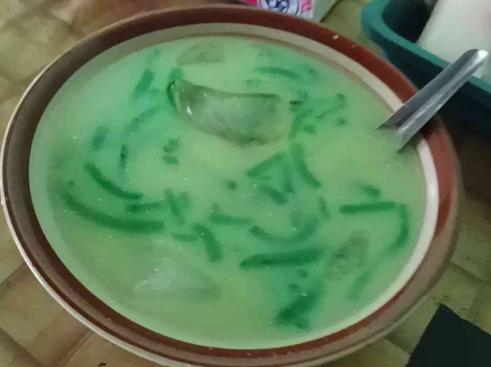 Cendol dawet Bu Boimin dengan tape ketan dan kolak pisang. Bisa dilihat jelas di video (dokpri)