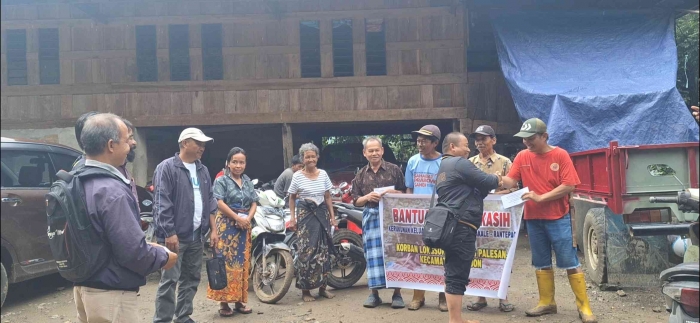 Pemberian donasi kepada sejumlah warga terdampak longsor. Sumber: dok.pribadi