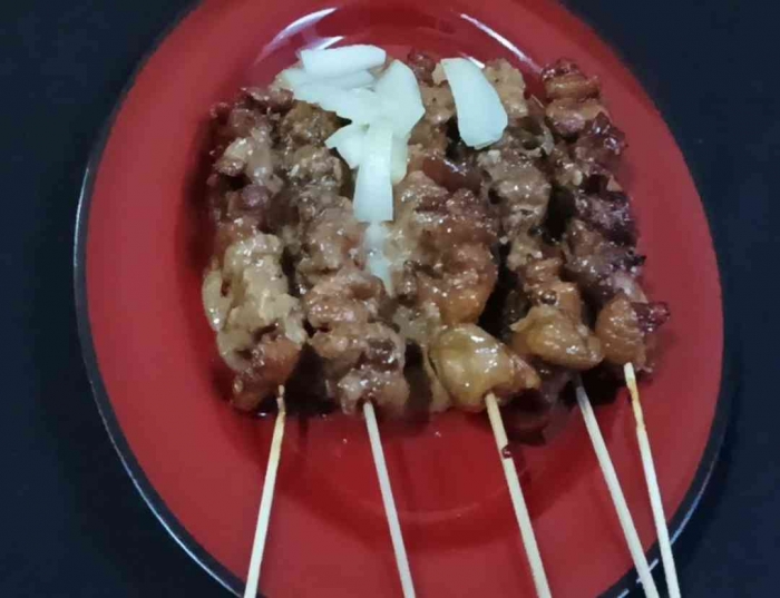 Sate ayam dan kulitnya yang sudah dibakar dan diberi acar(dokpri)