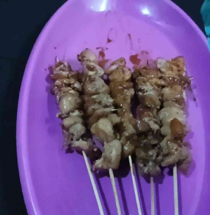 5. Tusuk daging dan kulit ayam yang sudah dimarinasi dan dimasak sebentar untuk mengurangi kandungan lemaknya(dokpri)