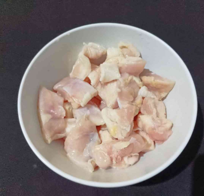 1. Daging ayam dan kulit ayam potong-potong sesuai selera(dokpri)