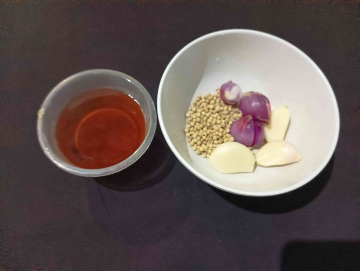 2-3. Air gula, bawang merah, bawang putih, ketumbar, garam, haluskan (dokpri)
