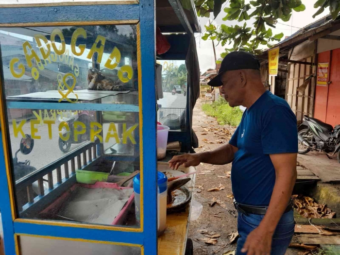 Penjual meracik gado-gado alias ketoprak (dokpri)