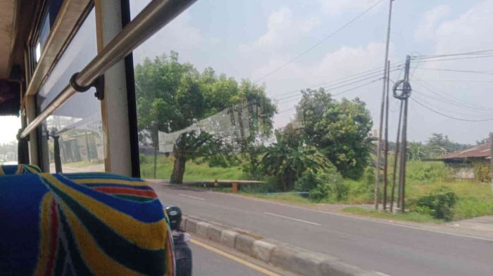Bus yang berjalan pelan.(Dokumentasi pribadi)