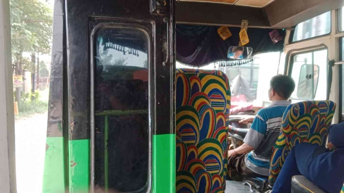Sopir bus hijau menjalankan armadanya. (Dokumentasi pribadi)