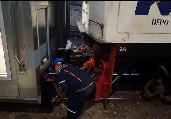 Pengecekan setelah penyambungan gerbong dengan loko. | Dokumen pribadi