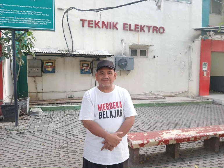 Omjay di depan Kampus UNJ/dokpri