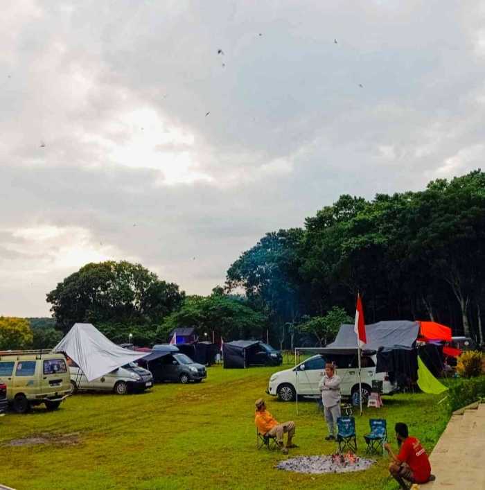 Api unggun yang tinggal abu, masih terasa hangatnya (dokpri)