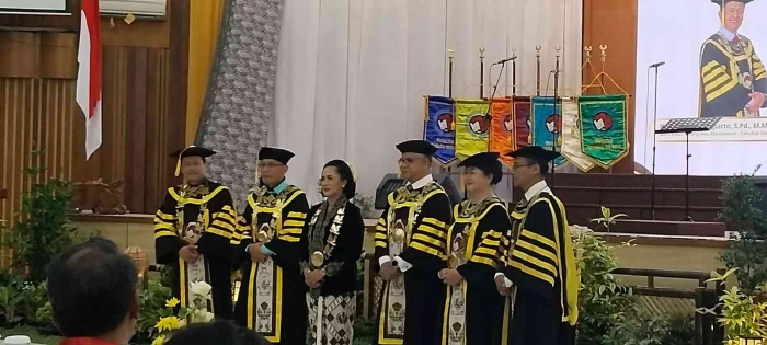 Usai pengukuhan Guru Besar, Prof. Didit Budi Nugroho no. 2 dari kiri (Dokumen Pribadi)