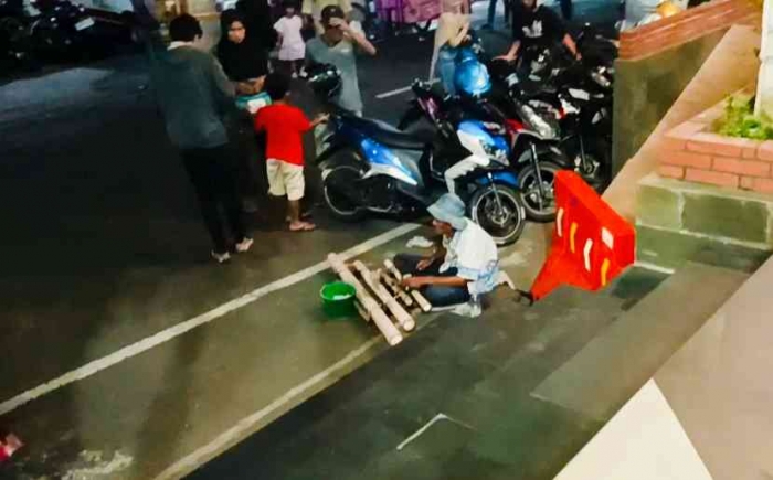 Dasyatnya Wisata Mewah Gratis di PSC Madiun, Bisa Sampai Subuh. Pengamen di sudut parkir (dokpri)