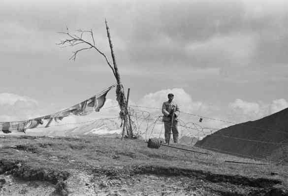 Chinese soldiers guard the border at the Nathu La mountain (Source: Al-Jazeera)