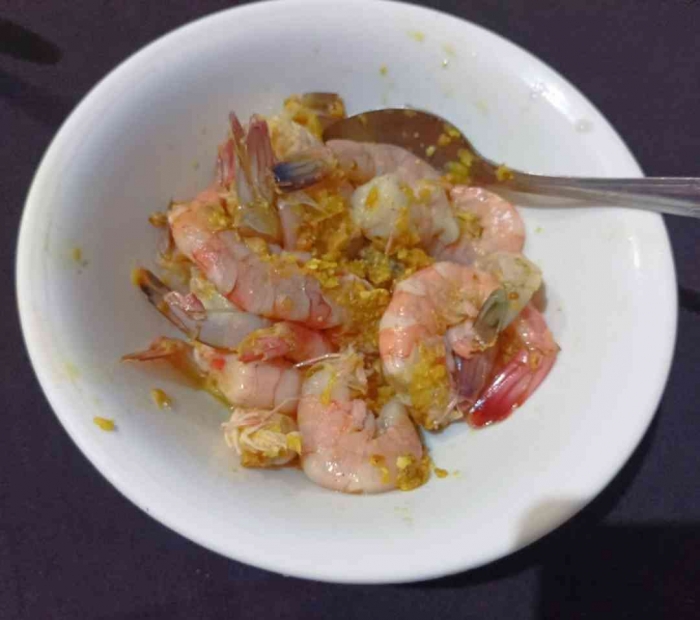 Campur udang kupas dengan bumbu yang sudah dihaluskan(dokpri)