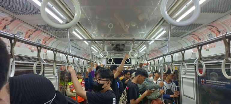 Crowded Passengers. Source : Private Document