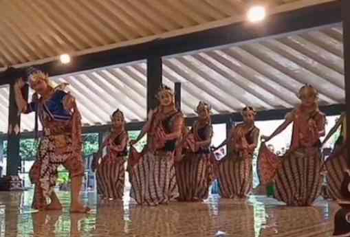 Betara Indra dengan tujuh bidadari: Supraba, Tilotama, Warsiki, Surendra, Gagarmayang, Tunjung Biru, dan Lelet mulat. | Dokpri