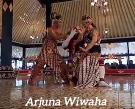 Niwatakawaca ditusuk tenggorokannya oleh Arjuno. | Dokumen pribadi