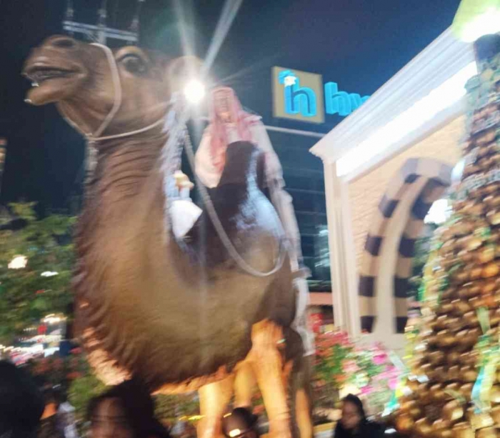 Patung orang Arab naik onta di depan Pahlawan Religi Center Kota Madiun (dokpri)