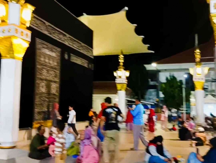Pengunjung berbondong-bondong mendekati miniatur Ka'bah(dokpri)