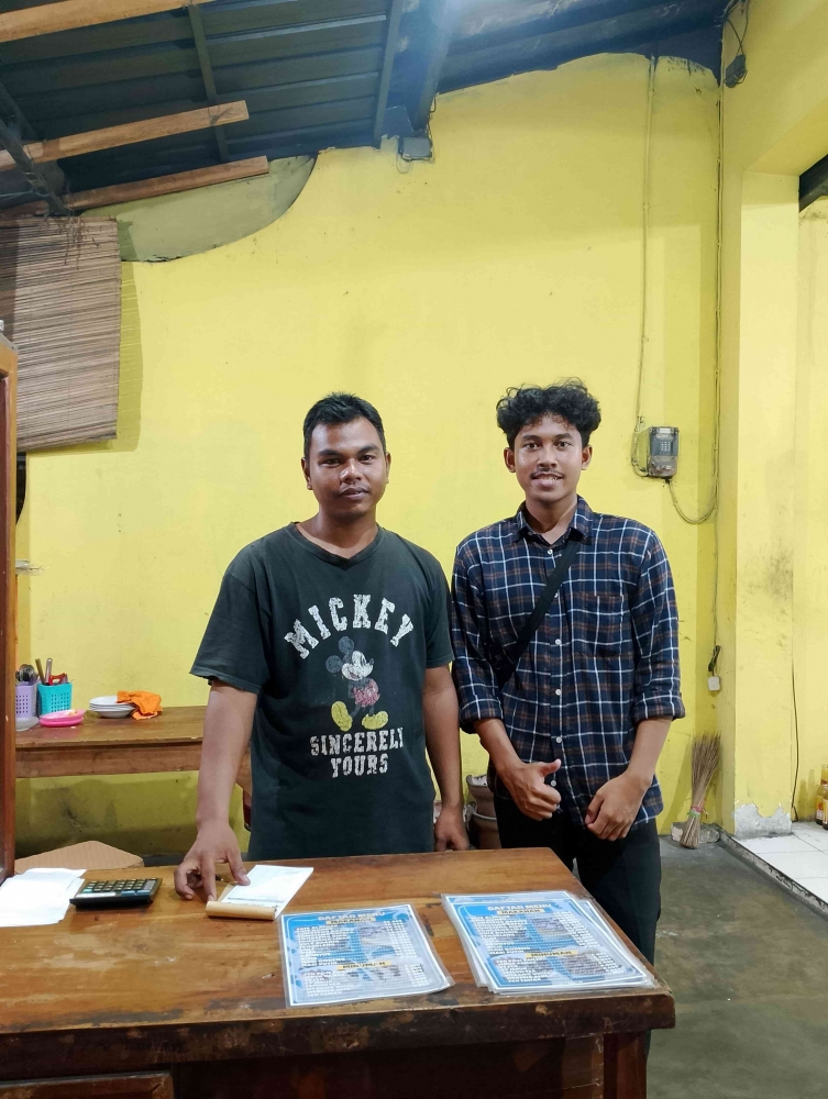sumber: Dokumen Pribadi (foto bersama Mas Asan salah satu pemilik Sate Klathak Kang NP)