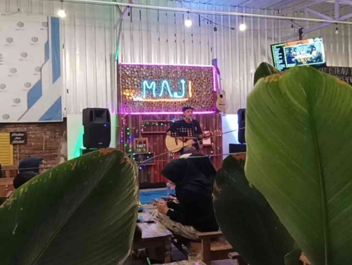 Pemusik yang setia menghibur pengunjung di angkringan Maji(dokpri)