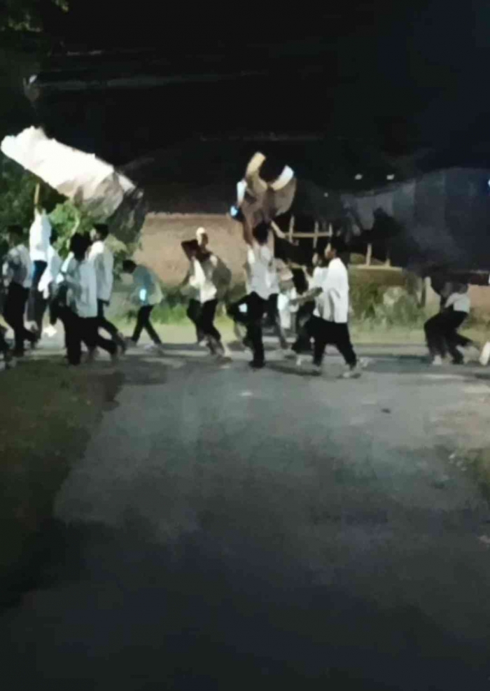 Semarak Takbir Keliling Idul Adha 1445 H Diwarnai kerangka hewan kurban yang dipikul para santri (dokpri)