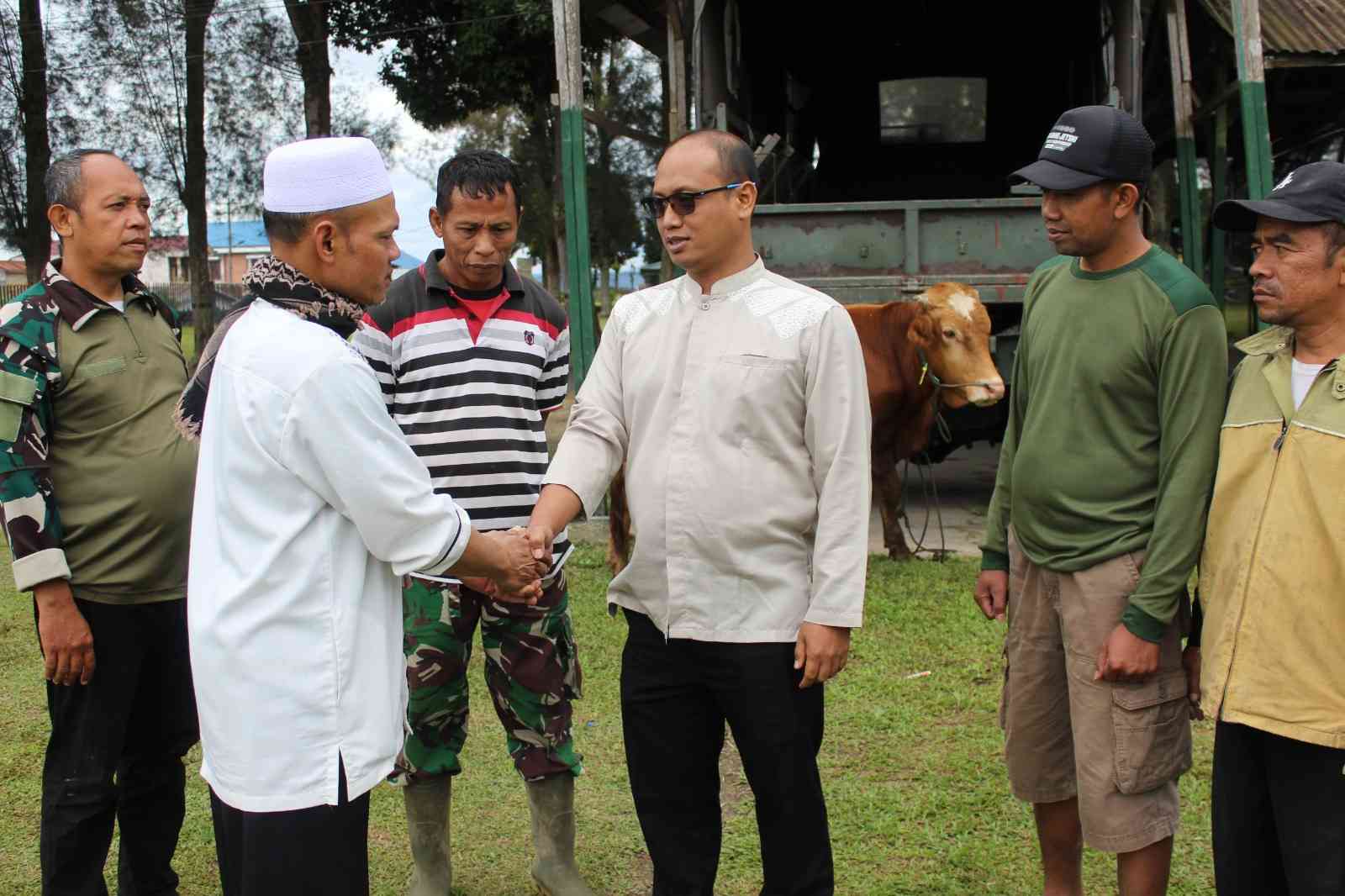 Hewan Qurban Diserahkan Dandim 0205/Tanah Karo Letkol Inf Ahmad Afriyan ...