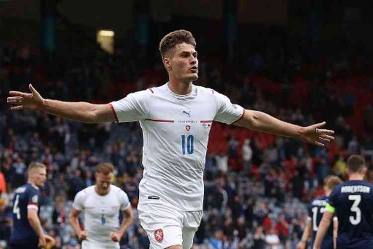 Patrik Schick merayakan golnya pada laga Grup D Euro 2020 melawan Skotlandia, Senin (14/6/2021) WIB.(AFP/LEE SMITH) via kompas.com