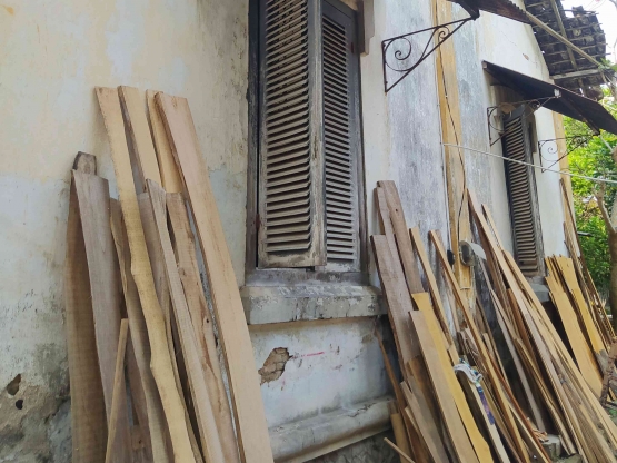 kayu sebagai bahan bakar dalam kelompok rentan bisa menimbulkan masalah baru bagi lingkungan (dok. pribadi)