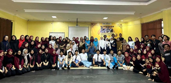 Foto Bersama Pemateri, Peserta, dan Panitia Workshop Keaktoran Pestarama#9. (Sumber dokumentasi: Tim Dokumentasi Pestarama#9).