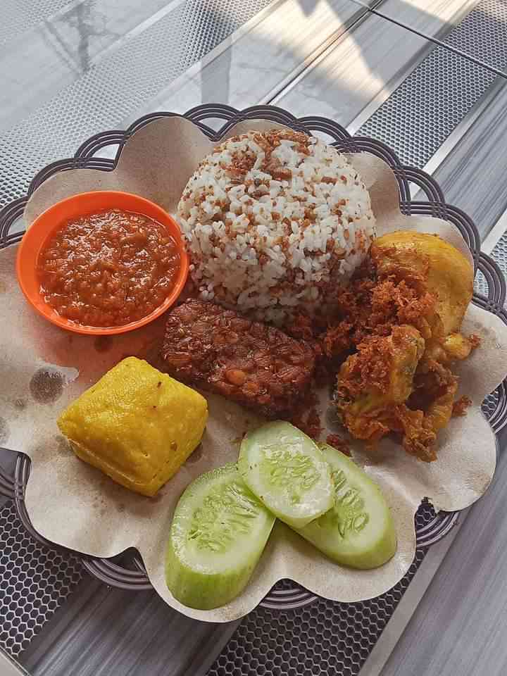 Hidangan yang dilengkapi Tutug oncom, sumber: Muhamad Panji Alam