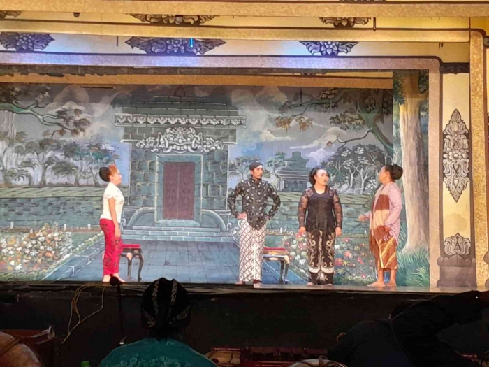 Dayang-dayang melaporkan bahwa Roro Mendut diculik (dokpri)