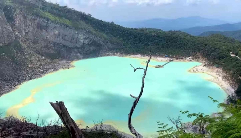 Kawah Putih dari Sunan Ibu. Desa Sugihmukti, Kecamatan Pasirjambu, Kabupaten Bandung, Jawa Barat 40973. Sabtu, 15/06/2024 (foto : Maharani Dwi)