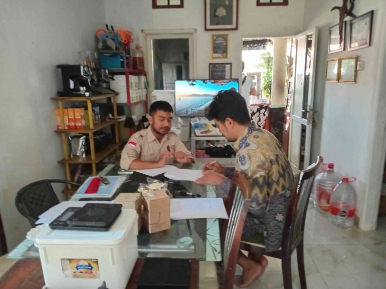 Krisandi dari Assosiasi Lembaga Sertifikasi Nasional dan seorang peserta Bimtek Perkopian di Popeye Coffee. Foto : Parlin Pakpahan