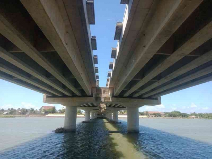 Dua sisi jembatan yang menggambarkan lahan tersingkap karena dibajak. | Dokumen pribadi