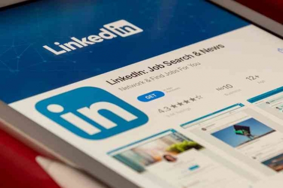 Ilustrasi media jejaring profesional LinkedIn.(Sumber: UNSPLASH/SOUVIK BANERJEE via kompas.com)Â