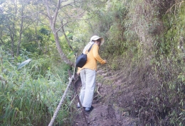 nampak pendaki dengan sekuat tenaga menaklukan gunung muria (agus cahyono/ magang unisnu)